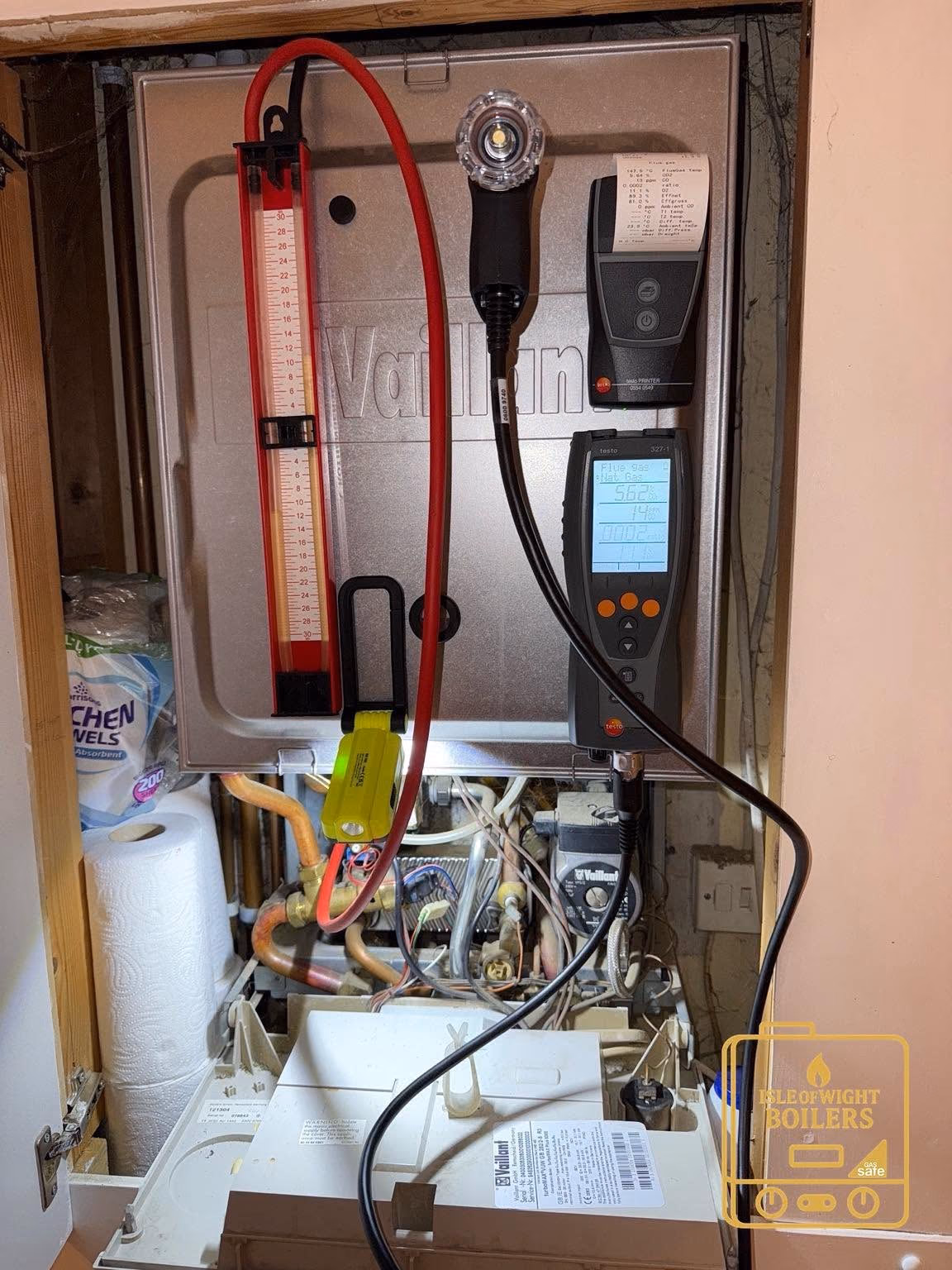 Manometer and flue gas analyser connected to an open Vaillant boiler